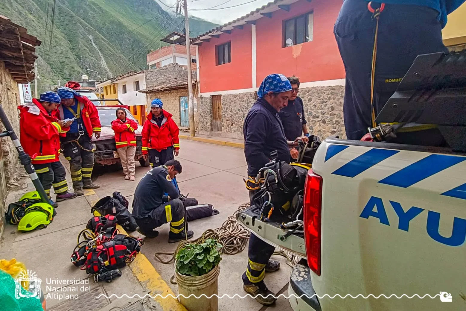 BOMBEROS UNIDOS SIN FRONTERAS BUSCAN A PUNEÑOS DESAPARECIDOS